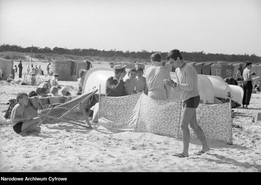 Wypoczynek na plaży w Gdyni. Na zdjęciu: grupa osób na...