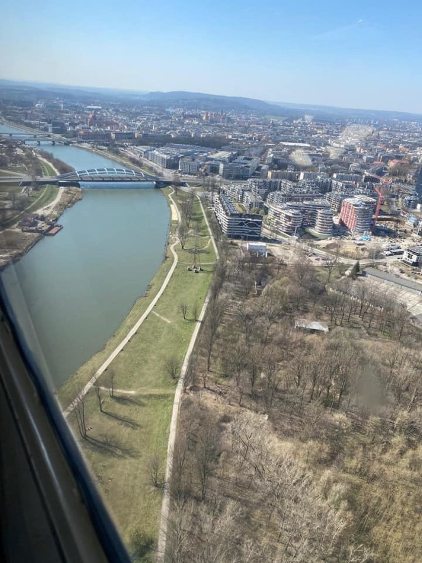 Pusty Kraków widziany z policyjnego śmigłowca