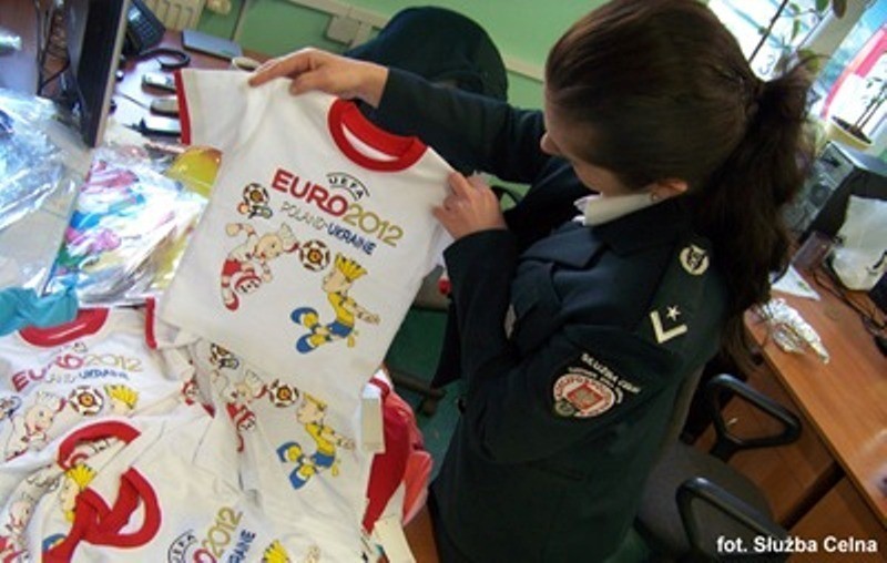 Celnicy w Kielcach zatrzymali koszulki z logo Euro 2012 [zdjęcia]