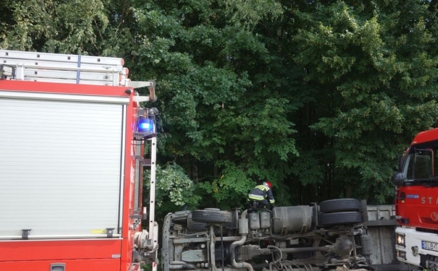 Lubań: Ciężarówka wypadła z drogi