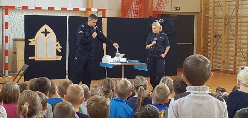 Policjanci z Pruszcza Gdańskiego i Gdańska przeprowadzili warsztaty „śledcze” dla dzieci ze szkoły w Lublewie