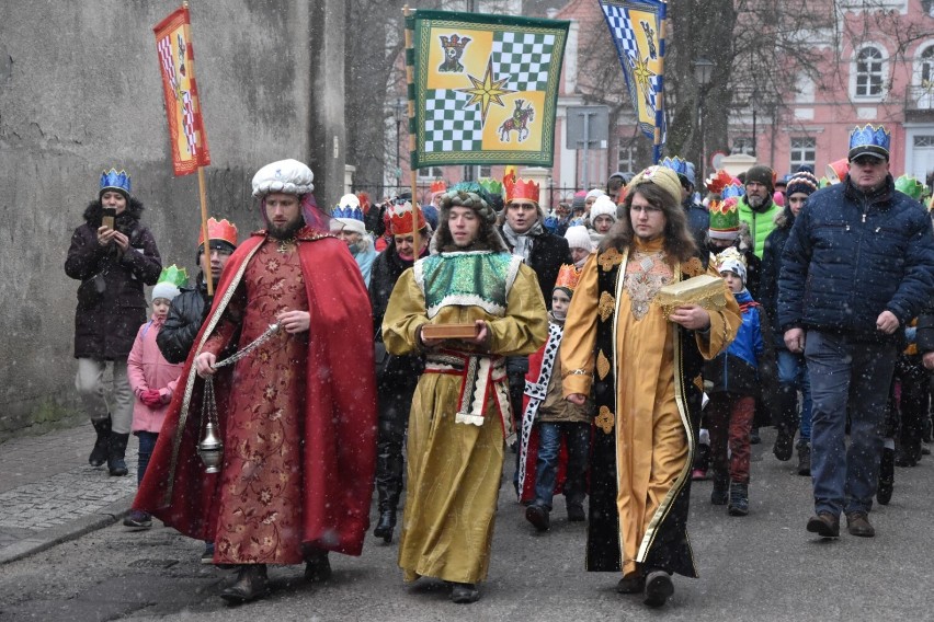 W korowodzie, którego trasa wiodła od Pałacu Przebendowskich...