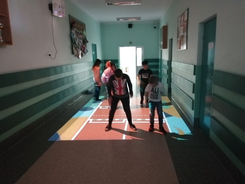 W Szkole Podstawowej nr 2 w Skierniewicach powstała interaktywna podłoga. Uczniowie chętnie z niej korzystają