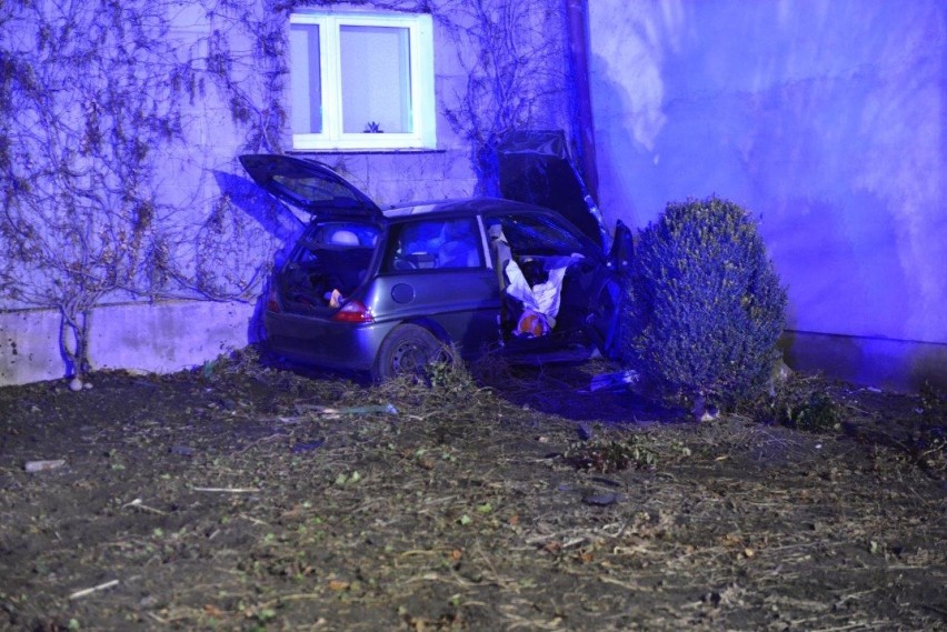 Wypadek w Przysiece Polskiej. Auto wjechało w dom