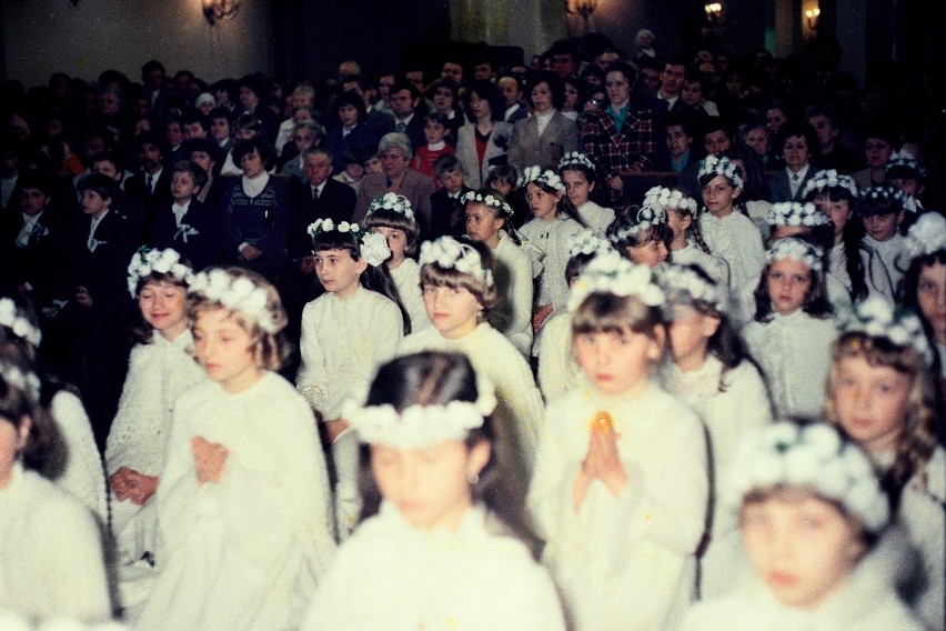 Maj - czas pierwszych komunii. Zdjęcia sprzed lat z chodzieskiej parafii