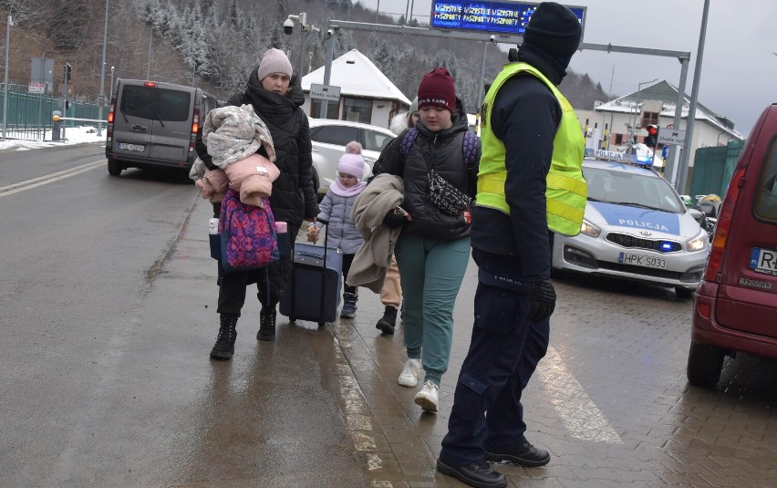 Funkcjonariusze pełniący służbę na przejściu granicznym w Krościenku i w punktach recepcyjnych dzielą się swoimi wrażeniami