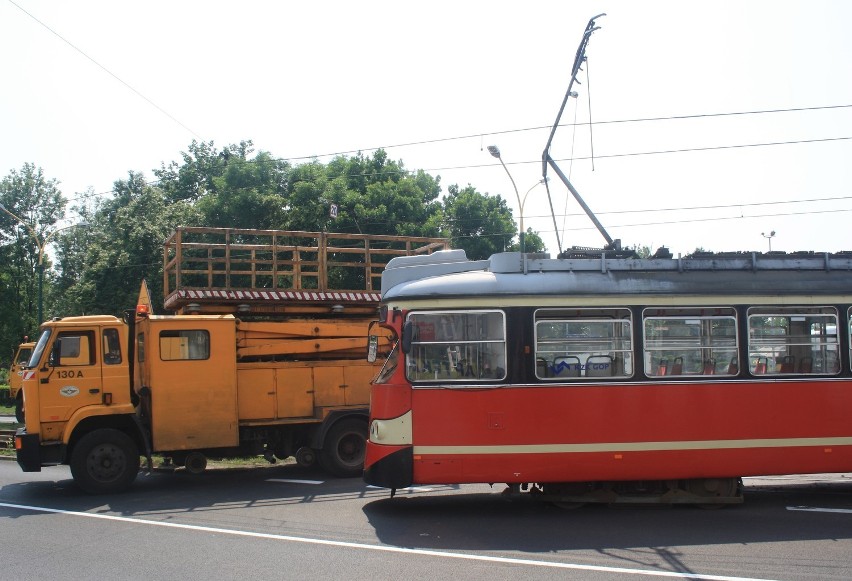 Wykolejony tramwaj na skrzyżowaniu ulic Piłsudskiego i Kresowej