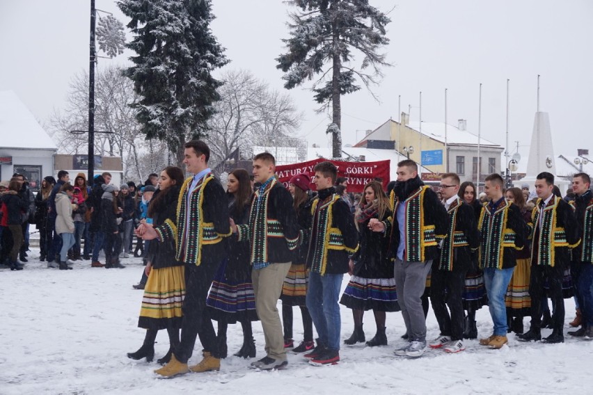 Kraśnik: Maturzyści z "Górki" zatańczyli poloneza na Rynku Starego Miasta (ZDJĘCIA, WIDEO)