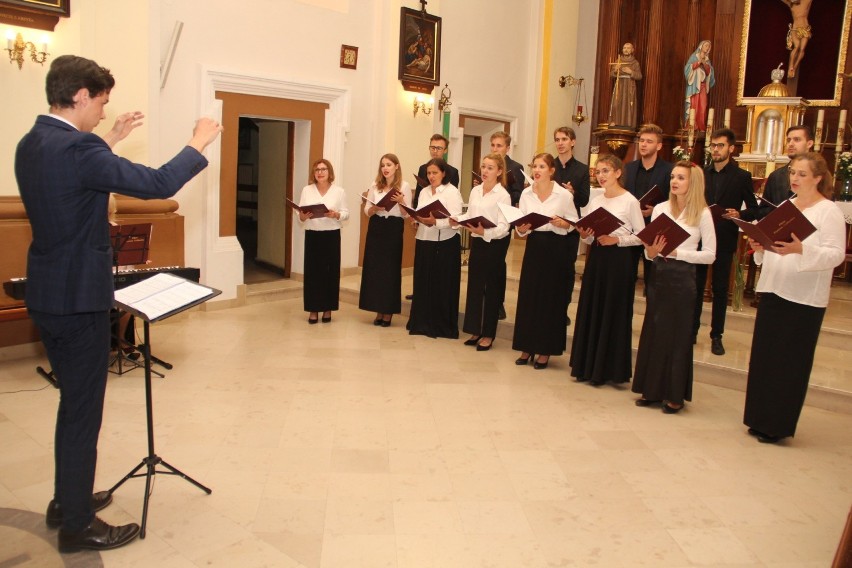 Występ chóru "Cantate Collective" w klasztorze oo. franciszkanów