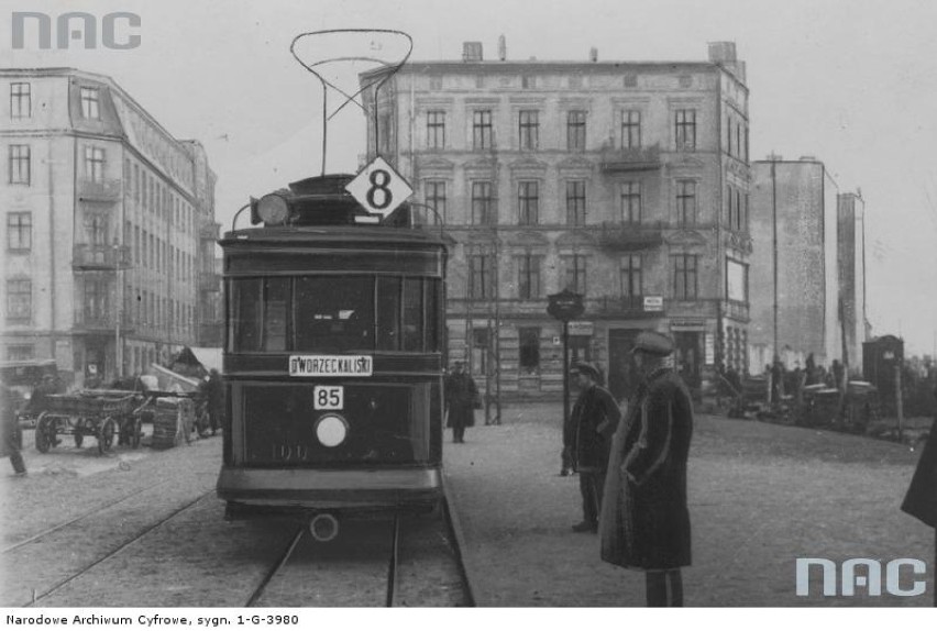 Tramwaj linii "8" na pętli Łódź-Fabryczna - widoczny przód wagonu silnikowego typu Herbrand