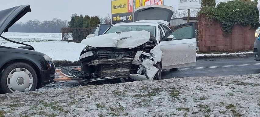 W Kruśliwcu pod Inowrocławiem zderzyły się dwa samochody...