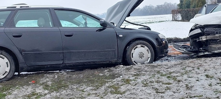 W Kruśliwcu pod Inowrocławiem zderzyły się dwa samochody...