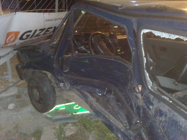 Dwa rozbite auta i uszkodzona figurka