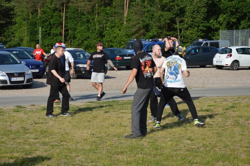 "Zadyma" na meczu Pogoni Lębork z Gwardią Koszalin. 3 policjantów rannych! ZDJĘCIA