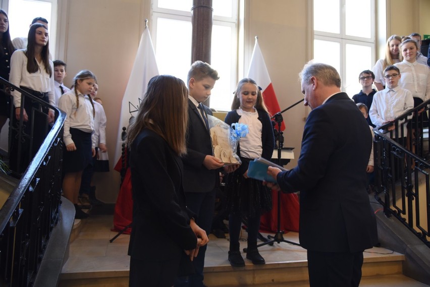 Uczniowie Szkoły Podstawowej w Trąbkach Wielkich uczestniczyli w obchodach 100. rocznicy Zaślubin Polski z morzem