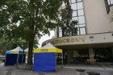 Przed budynkiem Urzędu Miasta w Częstochowie są rozbite namioty przed wejściem. Mają chronić petentów przed zimnem i deszczem