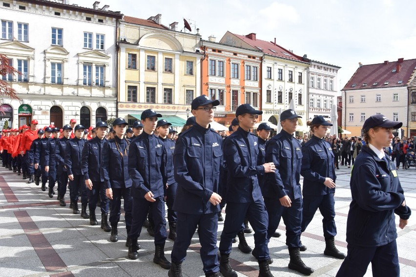 Tarnów. Klasy mundurowe XVI LO ślubowały na Rynku. Zawsze wierni: Bogu, Honorowi i Ojczyźnie [DUŻO ZDJĘĆ]