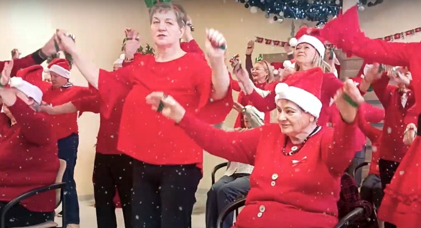 Tańczą nowosolscy seniorzy do piosenki nieżyjącego już...