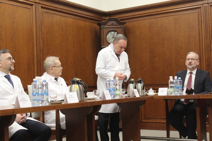 Premier spotkał się z lekarzami Narodowego Instytutu...