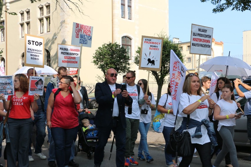 Wyrok sądu w sprawie odmowy szczepień: rodzice nie działali na szkodę dzieci! [dużo zdjęć]