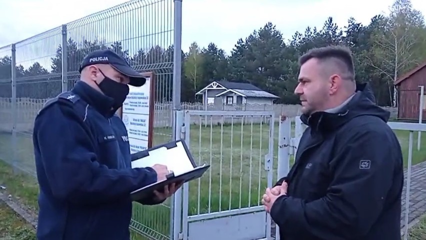 Interwencja aktywisty i policji na spotkaniu AA w Kuźnicy...