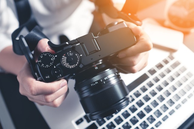 Chcesz rozpocząć swoją przygodę z fotografią? Mamy dla Ciebie propozycje najlepszych aparatów fotograficznych dla początkujących, w rozsądnym budżecie finansowym.