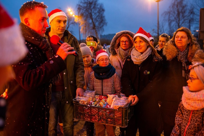 Mikołajki we Władysławowie (Boże Narodzenie 2019) i włączenie światełk na miejskiej choince na manhattanie we Władysławowie