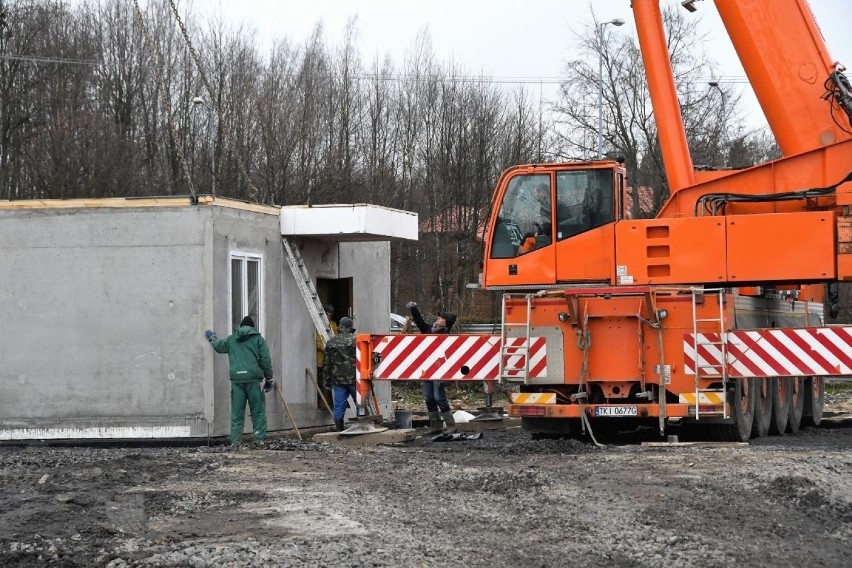 Do Kielc przyjechały gotowe domki socjalne. Staną przy ulicy 1 Maja [ZDJĘCIA, WIDEO] 