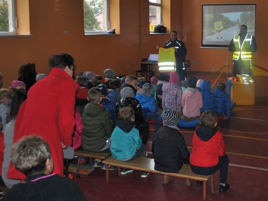 Uczniowie z Piotrkowa Kujawskiego na edukacyjnym spacerze z policjantami z Radziejowa [zdjęcia]