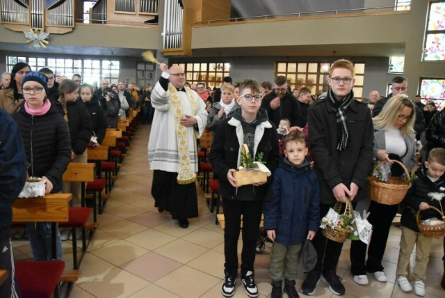 Błogosławieństwo pokarmów w Wielką Sobotę przyciąga do kościołów tłumy ludzi.