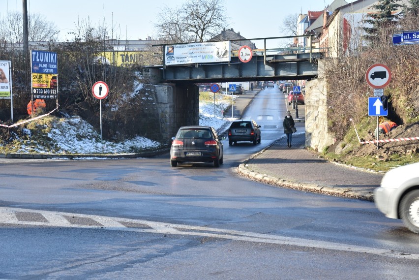 Chrzanów. Rozpoczął się remont wiaduktów kolejowych w centrum. Zostaną zamknięte dla ruchu aut i pieszych [ZDJĘCIA]