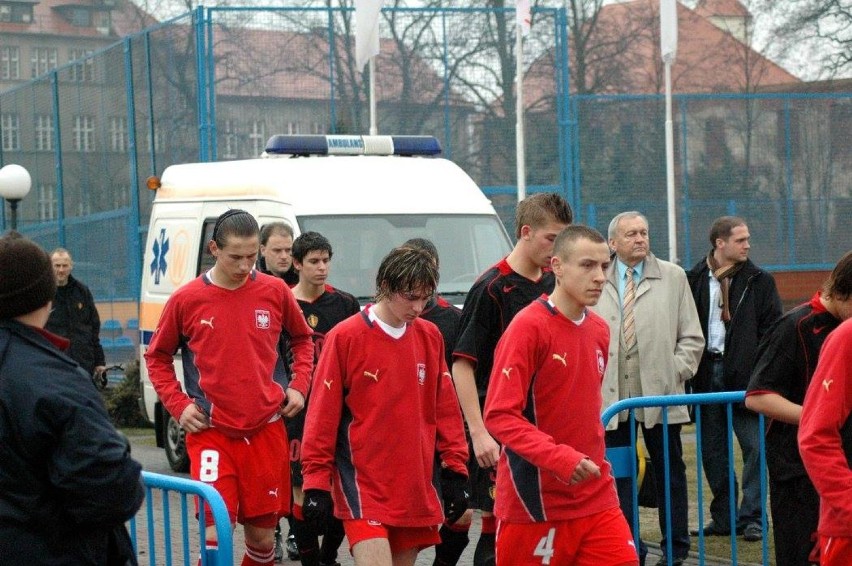 Młodzi piłkarze wychodzą na murawę stadionu w Krośnie...