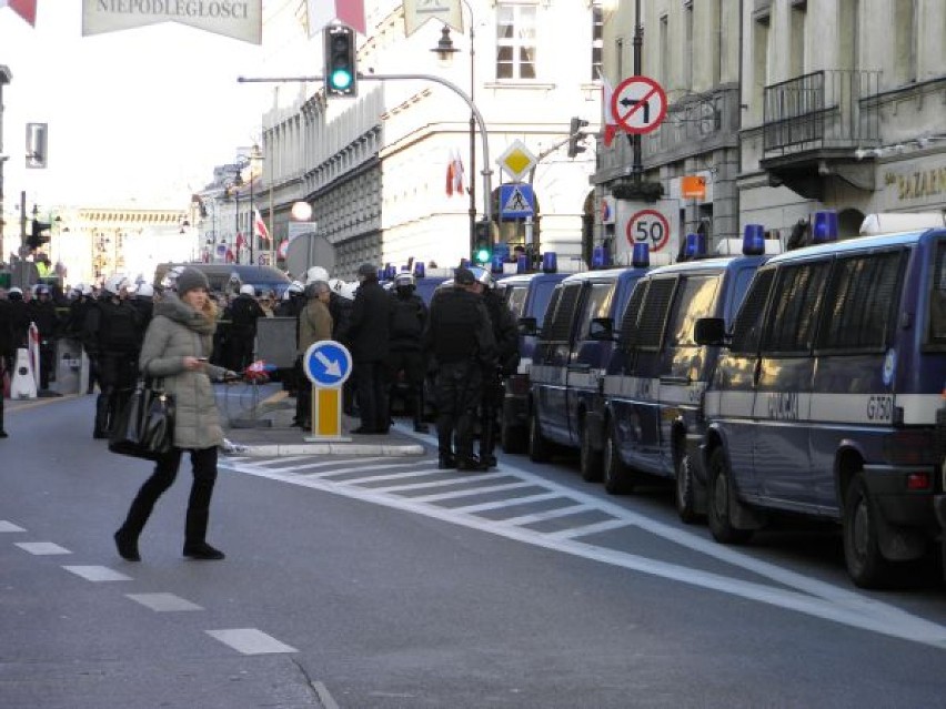 Przepychanki z policją. Zamknięta ulica Nowy Świat