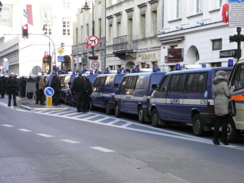 Przepychanki z policją. Zamknięta ulica Nowy Świat