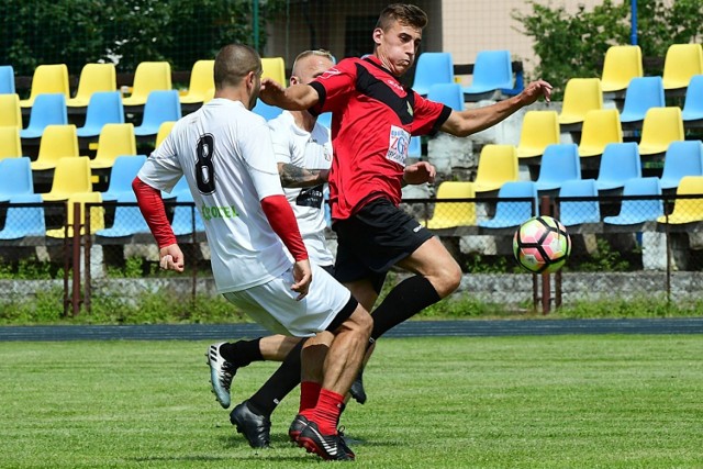 Maciej Kaczmarek (na czerwono) chociaż bramki nie strzelił brał czynny udział przy dwóch pierwszych trafieniach.