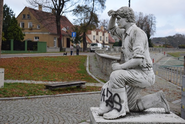 Pomnik powodzianina stoi w nowosolskim porcie od ponad dziesięciu lat. Stał się swoistą ciekawostką i atrakcją często fotografowaną przez odwiedzających miasto turystów