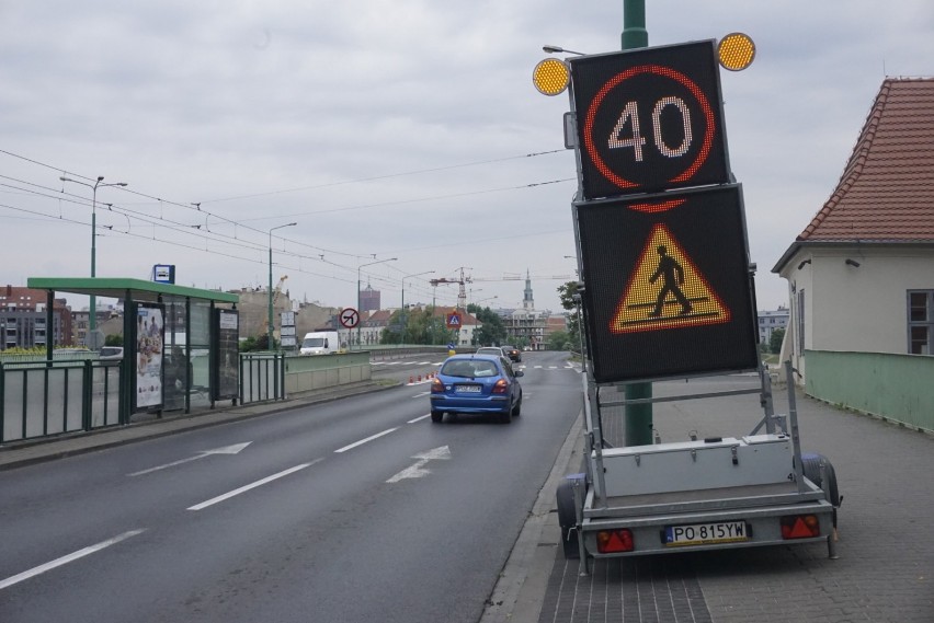 Przed przejściem dla pieszych na moście Chrobrego ZDM...