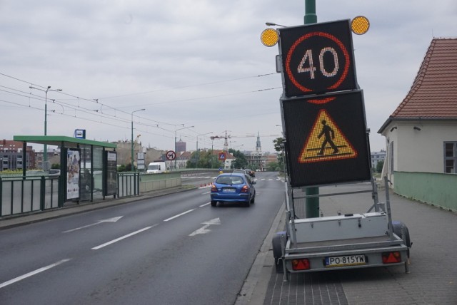 Przed przejściem dla pieszych na moście Chrobrego ZDM wprowadził ograniczenie prędkości. Od tej pory zmotoryzowani muszą poruszać się z prędkością do 40 km/h.