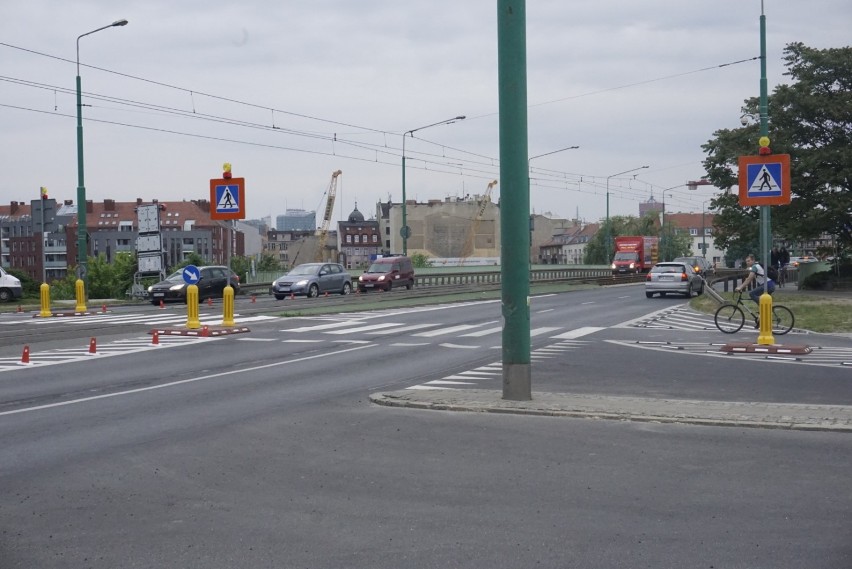 Przed przejściem dla pieszych na moście Chrobrego ZDM...