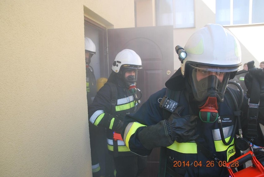 Strażacy ratownicy po egzaminach końcowych. O uprawnienia ubiegały się łącznie 84 osoby 