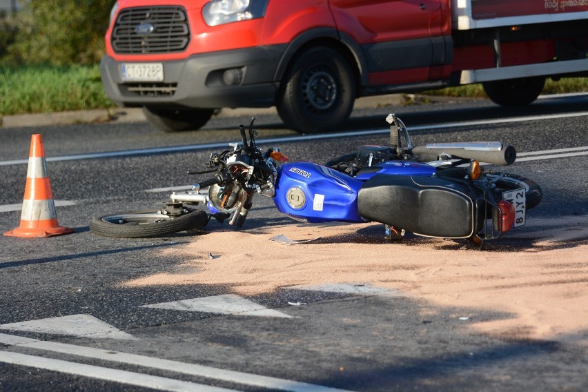 Wypadek w Dragaczu. Motorower zderzył się z samochodem osobowym [zdjęcia]