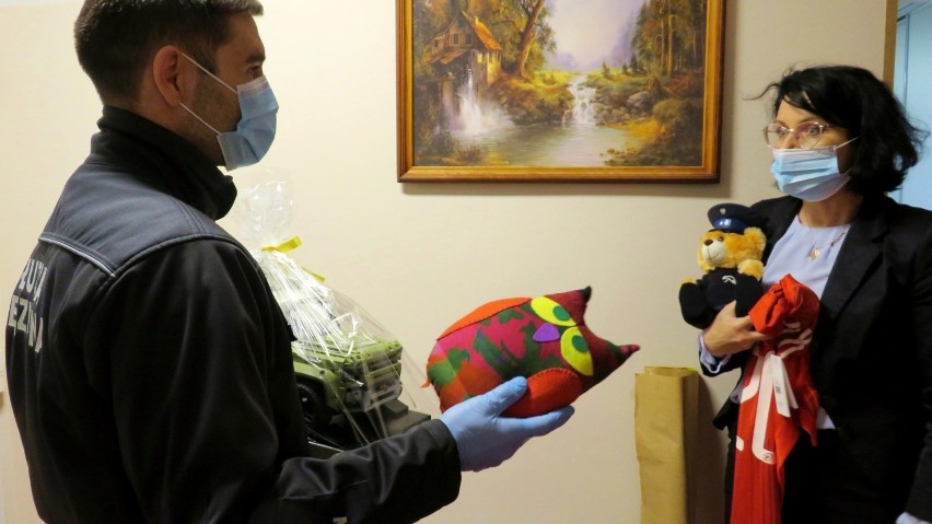 Pracownicy Aresztu Śledczego w Lublinie przekazali dary podopiecznym domu dziecka. Zobacz zdjęcia