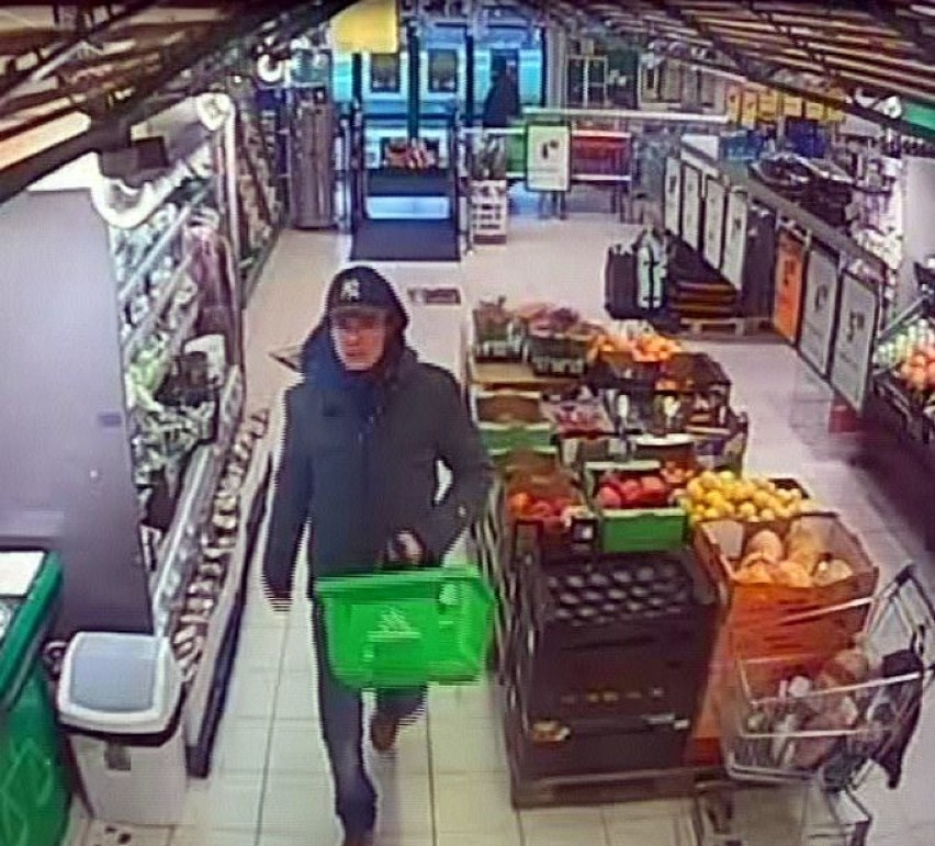 W supermarkecie ukradł słodycze warte ponad 560 zł. Policja publikuje jego wizerunek zarejestrowany przez monitoring