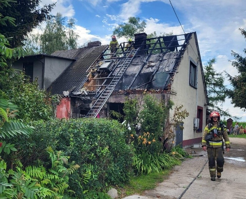 Wskutek pożaru w Mszanie dwie rodziny straciły dach nad...