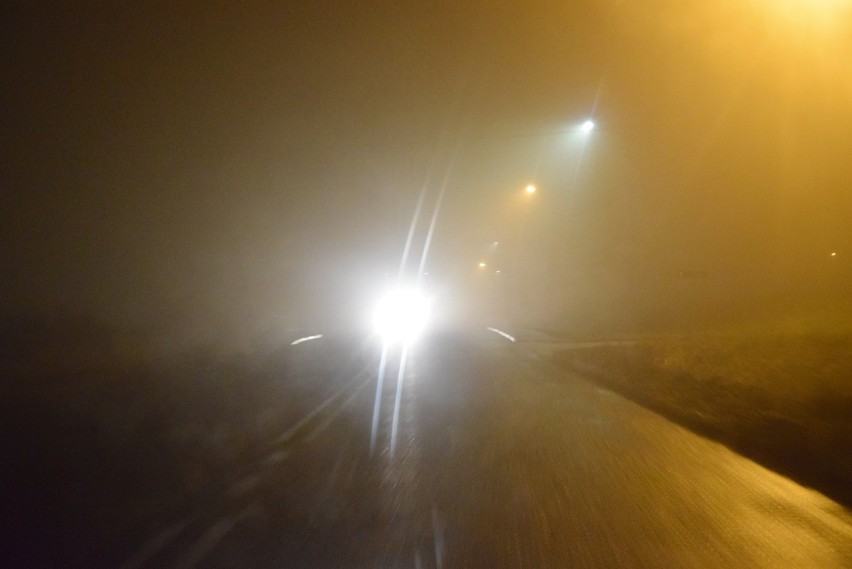 Kierowco, gęsta mgła utrudnia podróżowanie autem