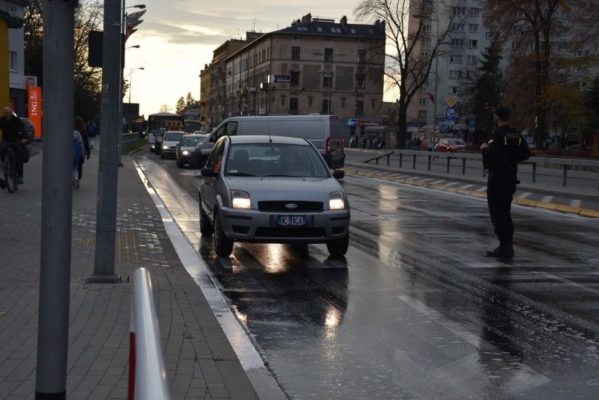 Tarnów. Gigantyczny korek na Krakowskiej przez rozlany olej na drodze