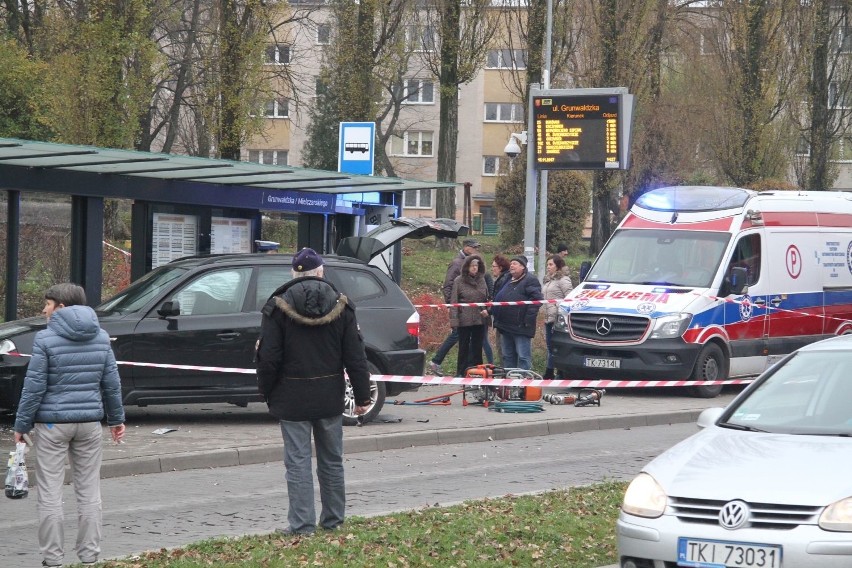 BMW wjechało w przystanek w Kielcach. Kobieta zmarła, są ranni. Kierowca pijany