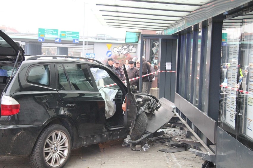 BMW wjechało w przystanek w Kielcach. Kobieta zmarła, są ranni. Kierowca pijany