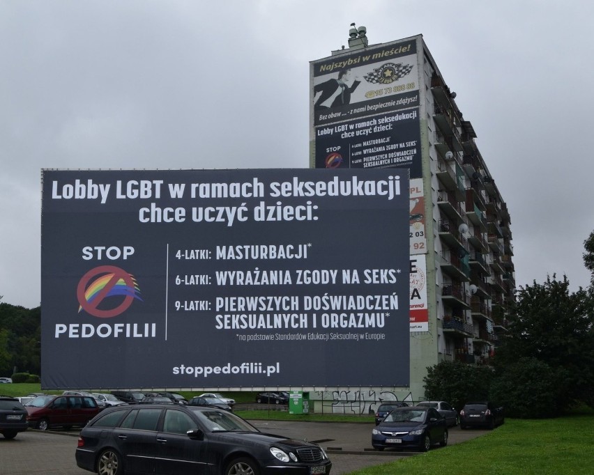 Bilbord łączący ruch LGBT z pedofilią wisi na wieżowcu przy...