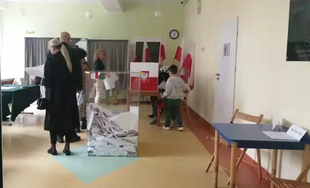 Mieszkańcy Pruszcza Gdańskiego  oddają swoje głosy w lokalach wyborczych